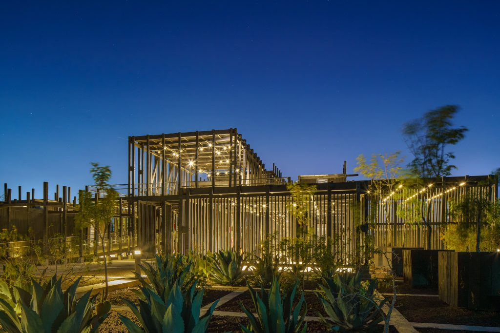 Jardín con iluminación en tonos cálidos